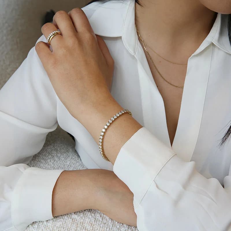 How to Choose a Diamond Tennis Bracelet as a Wedding Anniversary Milestone Gift