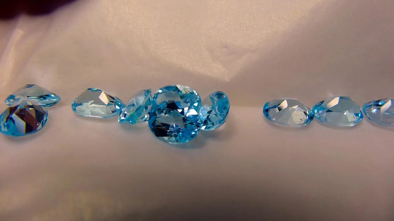 Aquamarine vs Blue Topaz: Key Differences Between These Beautiful Blue Gemstones