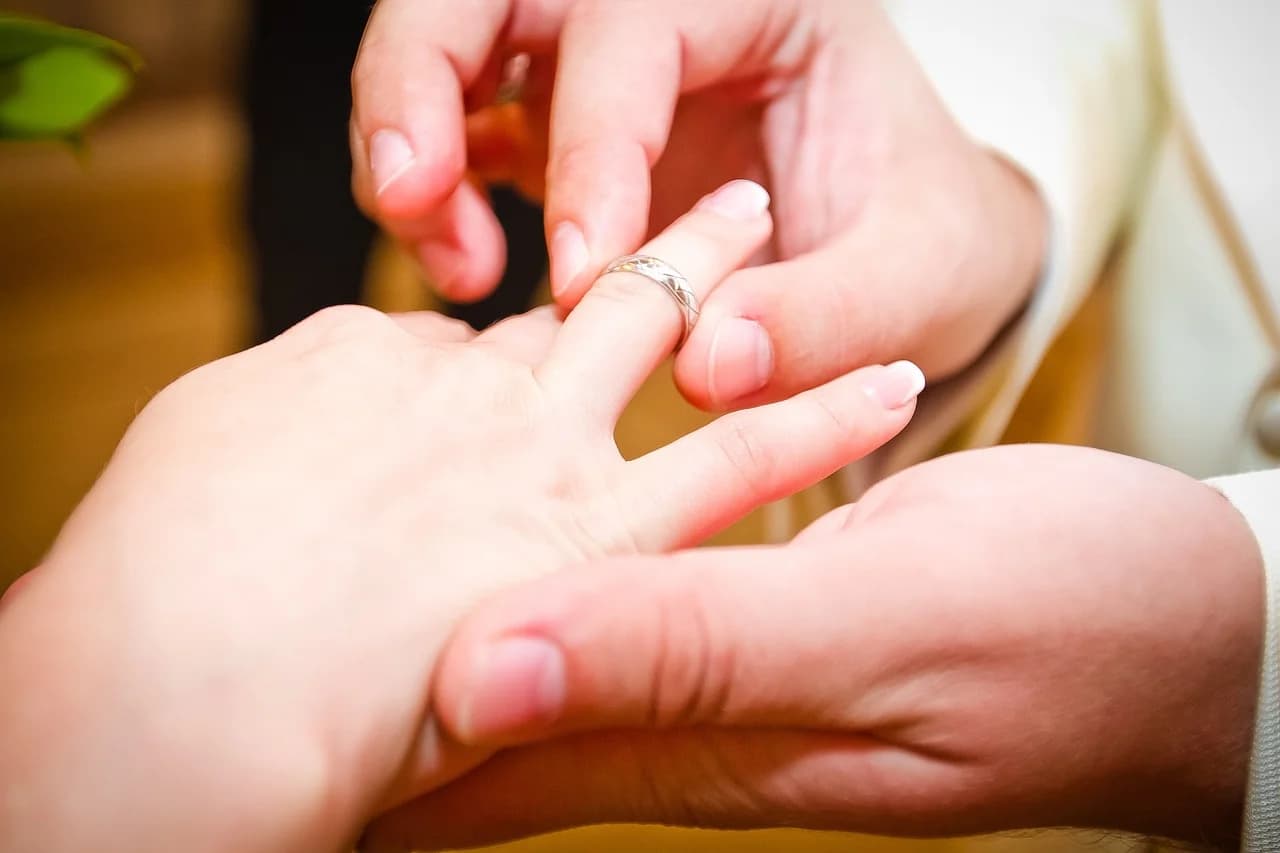 Diamond Engagement Rings vs. Moissanite: Which Is Better for You?