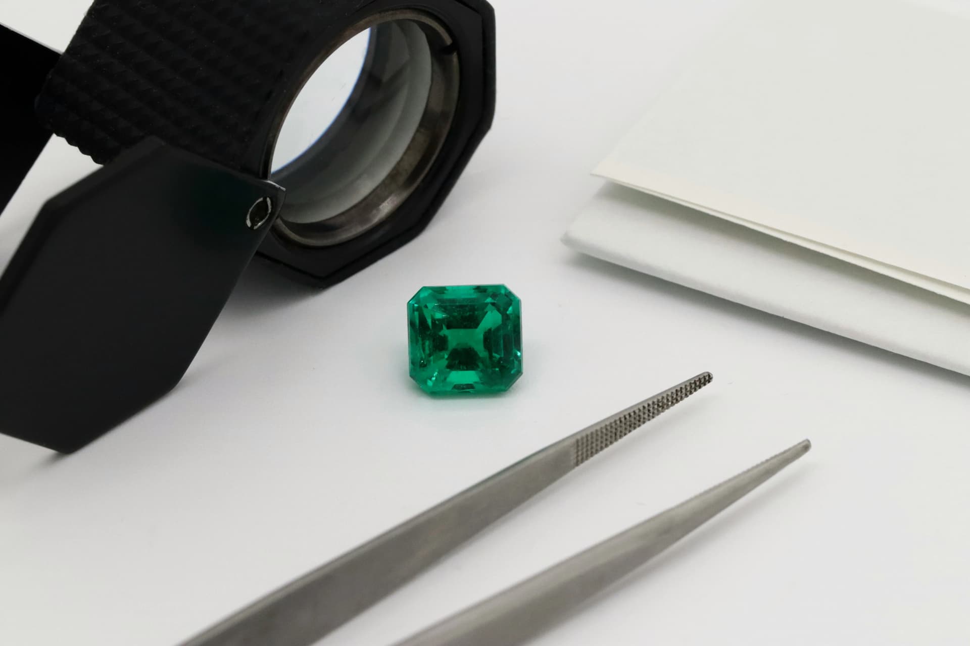 Emerald vs Tsavorite: What’s the Difference Between These Green Gems?