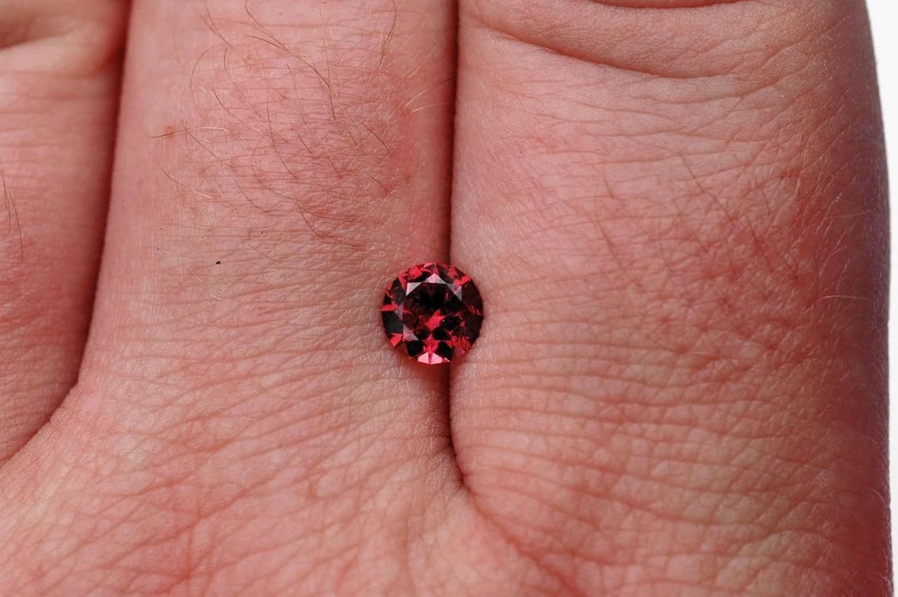 How to Tell If a Garnet Is Real: Easy Ways to Spot Genuine Stones