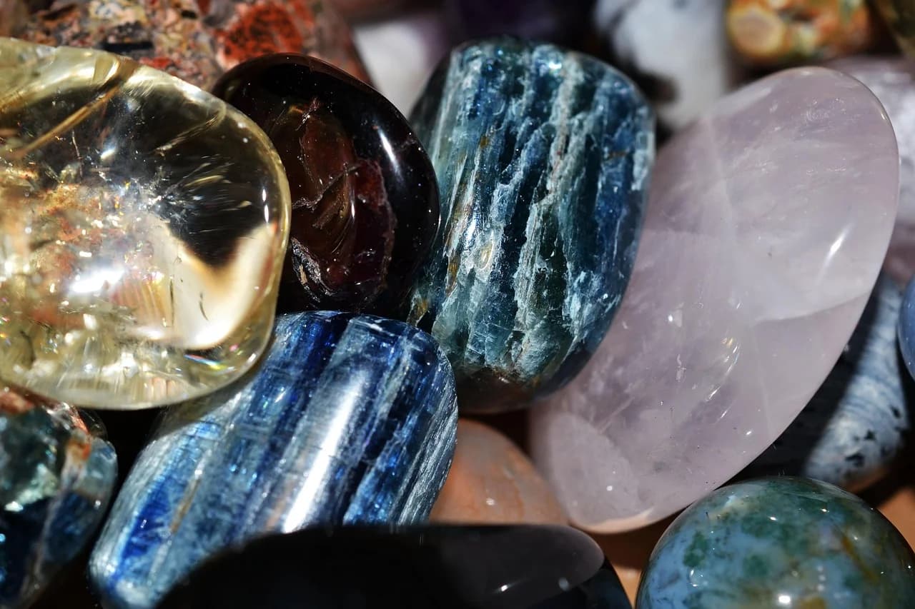 How to Tell If a Kyanite Is Real – Spotting Genuine Kyanite Like a Pro