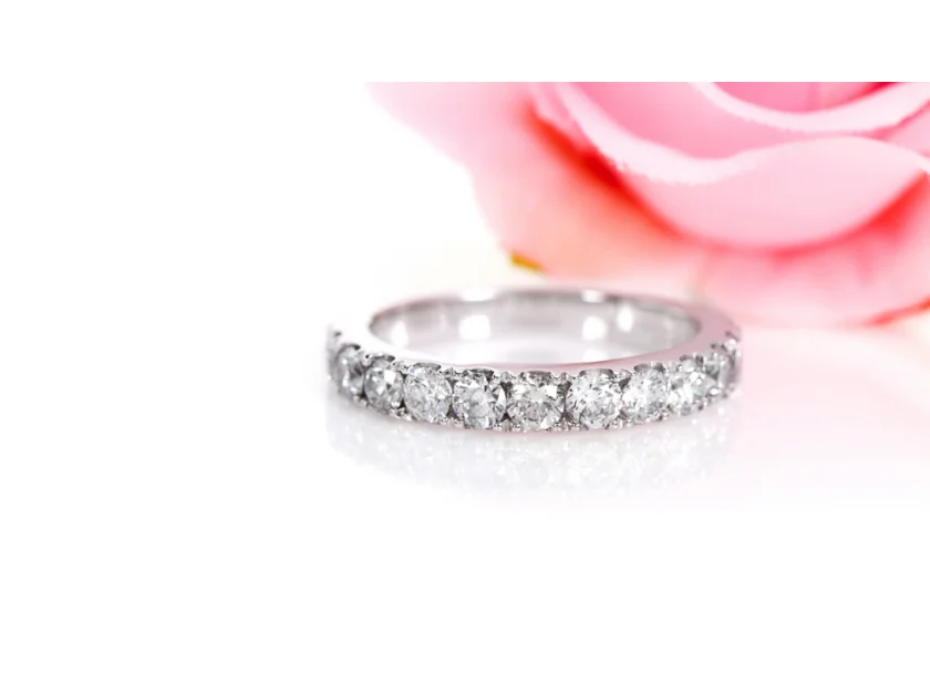 A Guide to Eternity Rings: Their Meaning, History, and How to Choose One