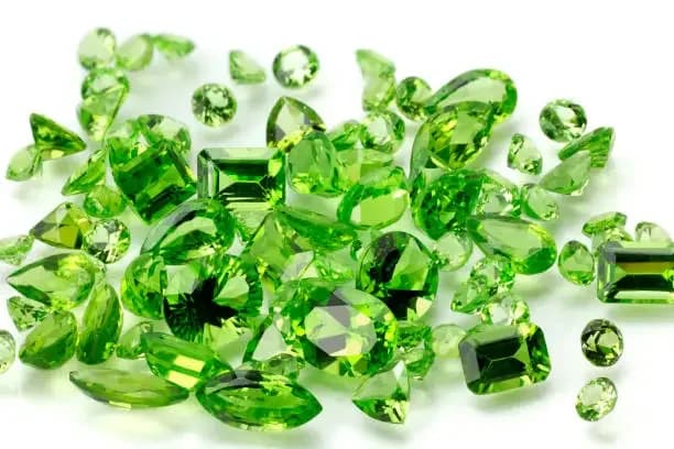 Sphene vs Peridot: What’s the Real Difference Between These Green Gems?