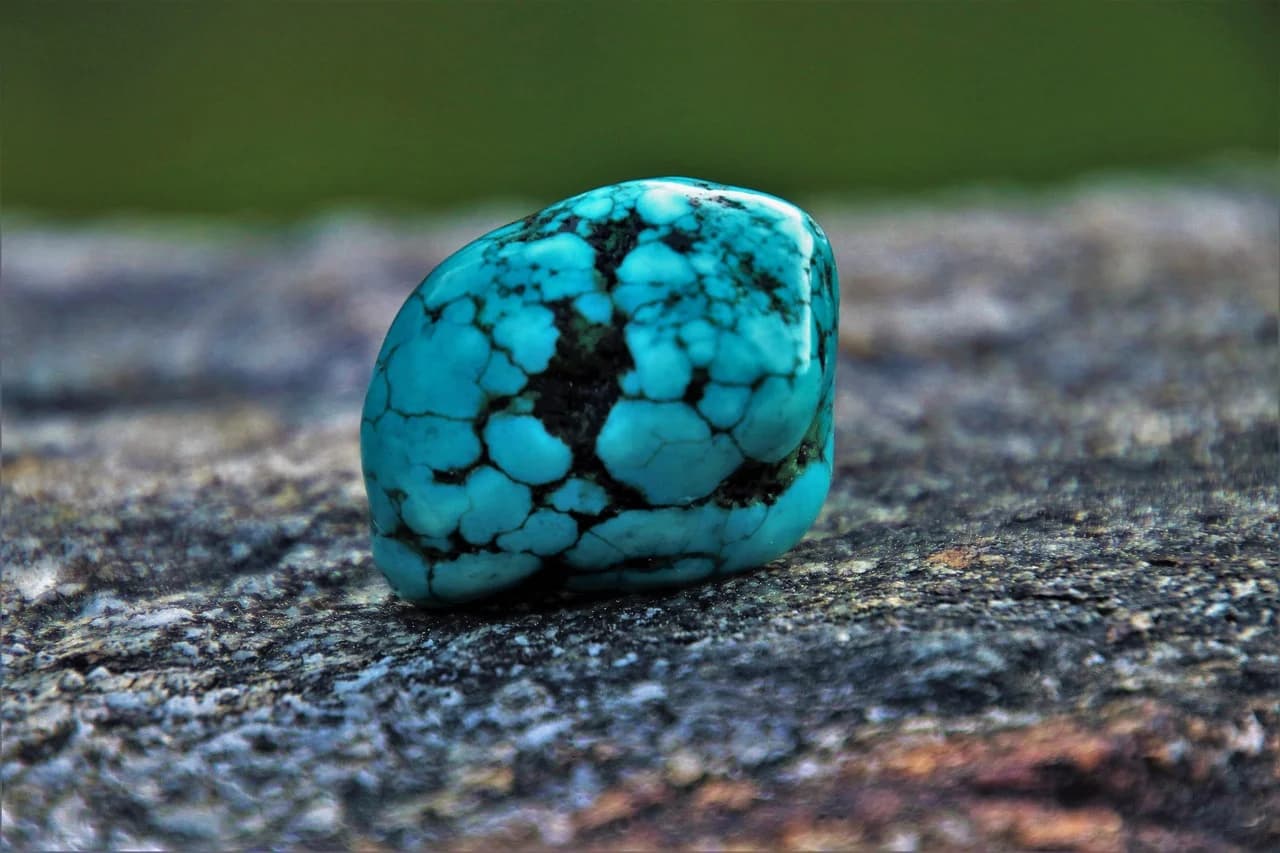 Turquoise vs Howlite: Key Differences, Identification & Buying Tips