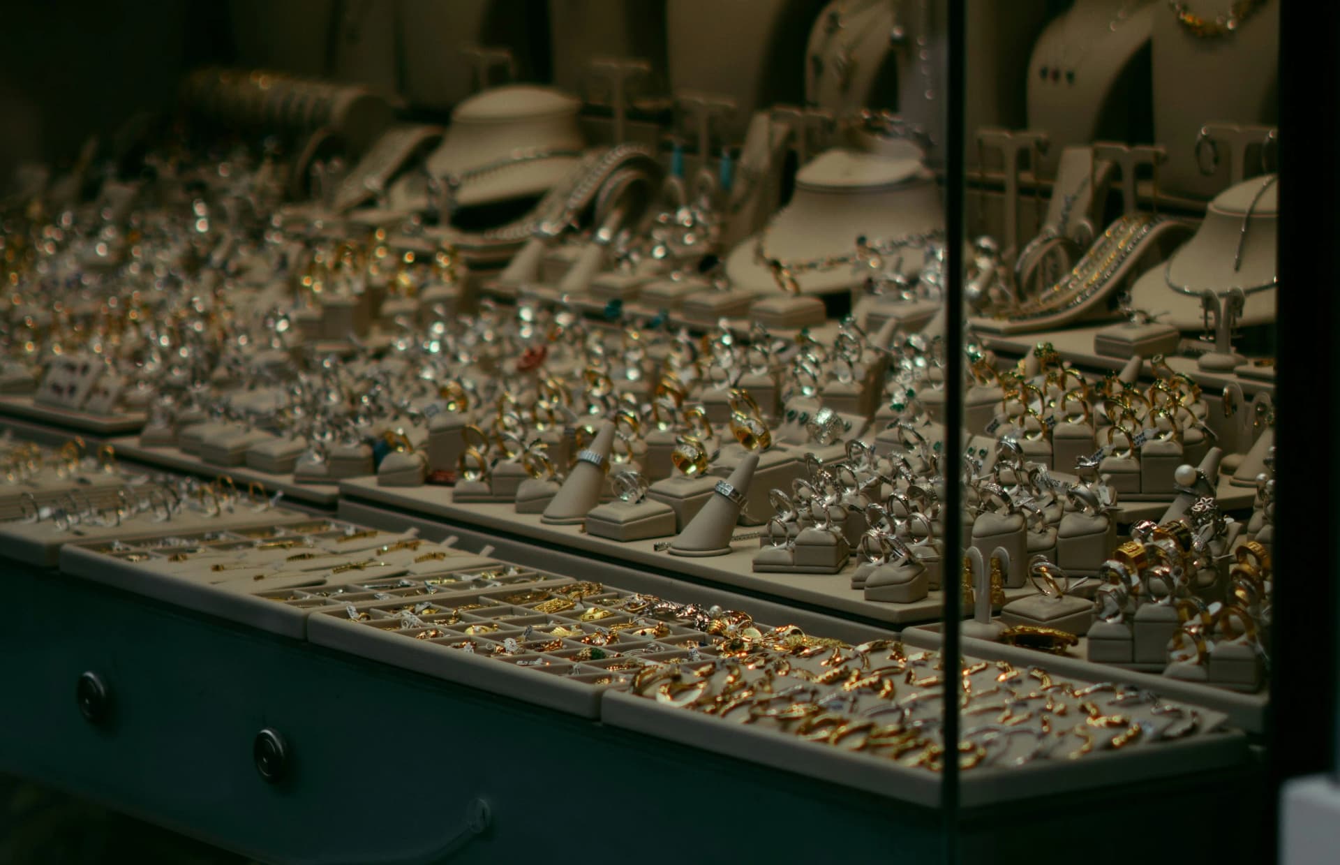 Is the High Street or Hatton Garden Better for Buying Wedding Rings?