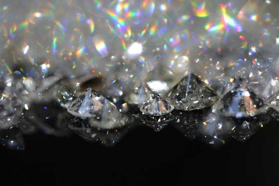 Lab Grown Diamonds vs Gemstones: How to Make the Right Choice