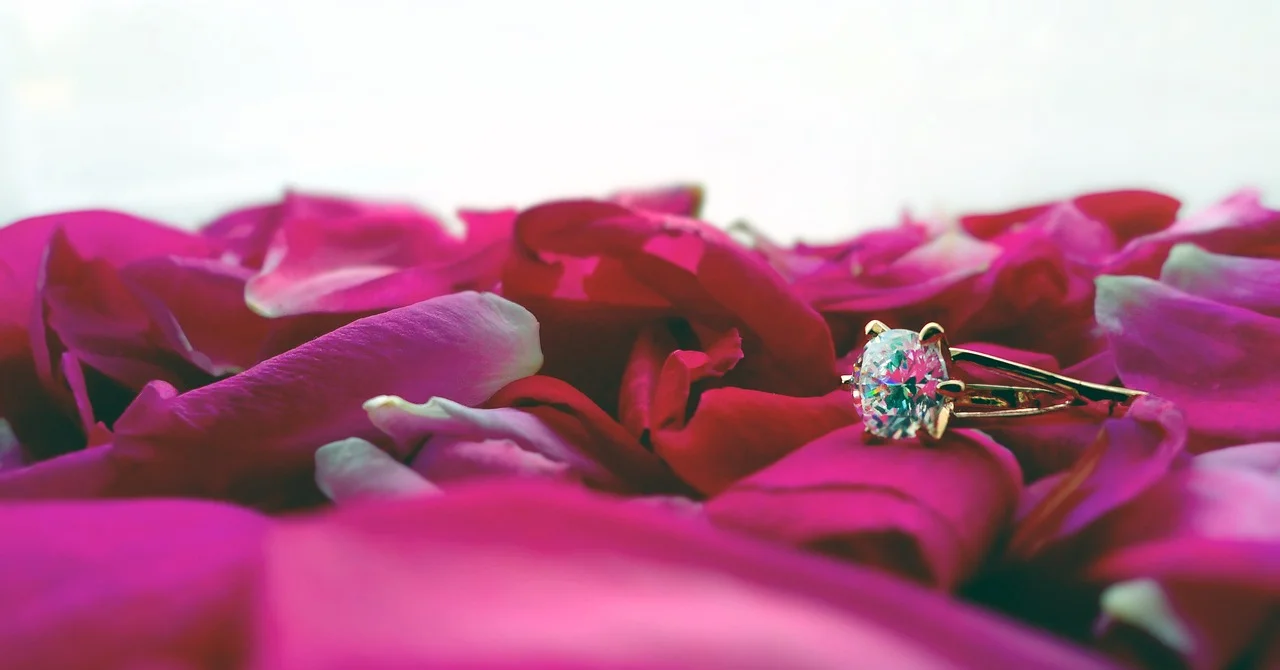 How to Buy Engagement Rings on Sale: The Ultimate Guide to Finding the Perfect Deal