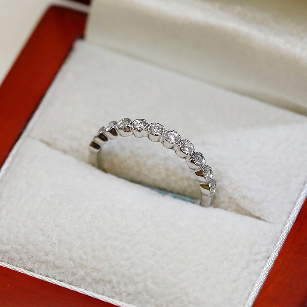 0.25ct Decorative Round cut Diamond Rub Over Setting Wedding Ring in a Box