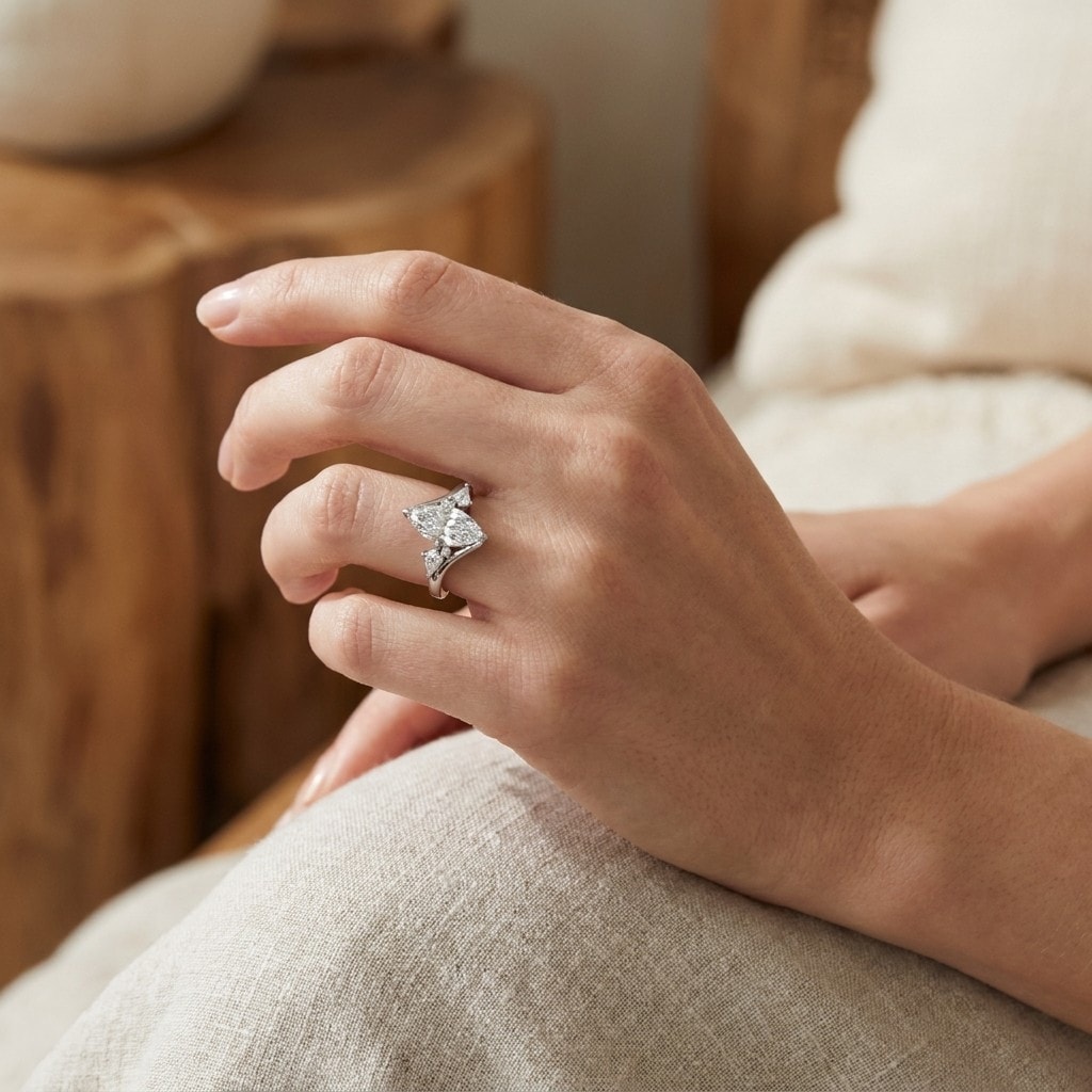 Marquise_Shulder_Set_Kites_Twist_Diamond_Engagement_Ring_platinum.jpg