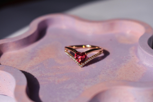 How to Buy Engagement Rings with Alternative Stones: A Complete Guide