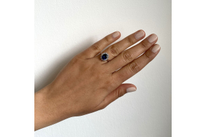 Choosing the Right Hand and Finger for Your Engagement Ring 