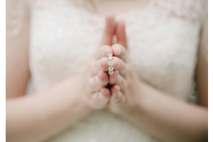 How to Buy an Engagement Ring Without Knowing the Size | Expert Tips for a Perfect Fit