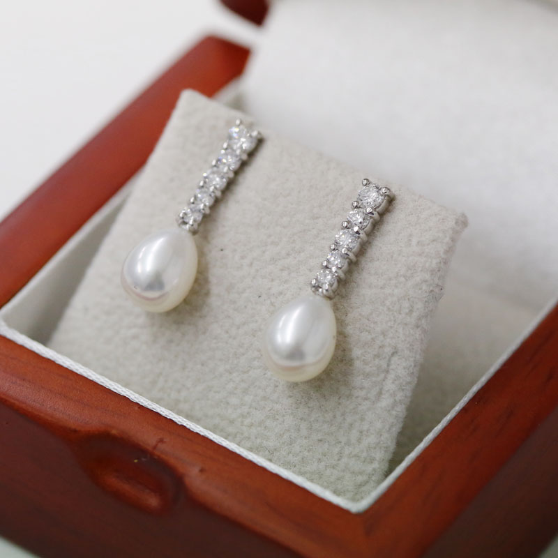 Diamonds and Pearl Drop Earring 