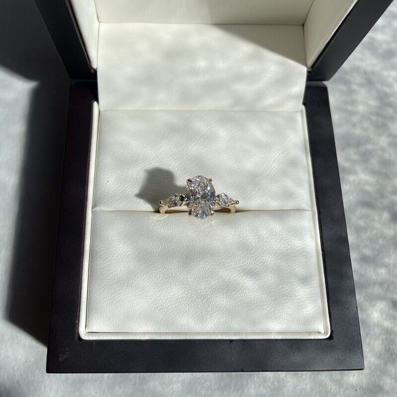 Solitaire ring shop with side diamonds