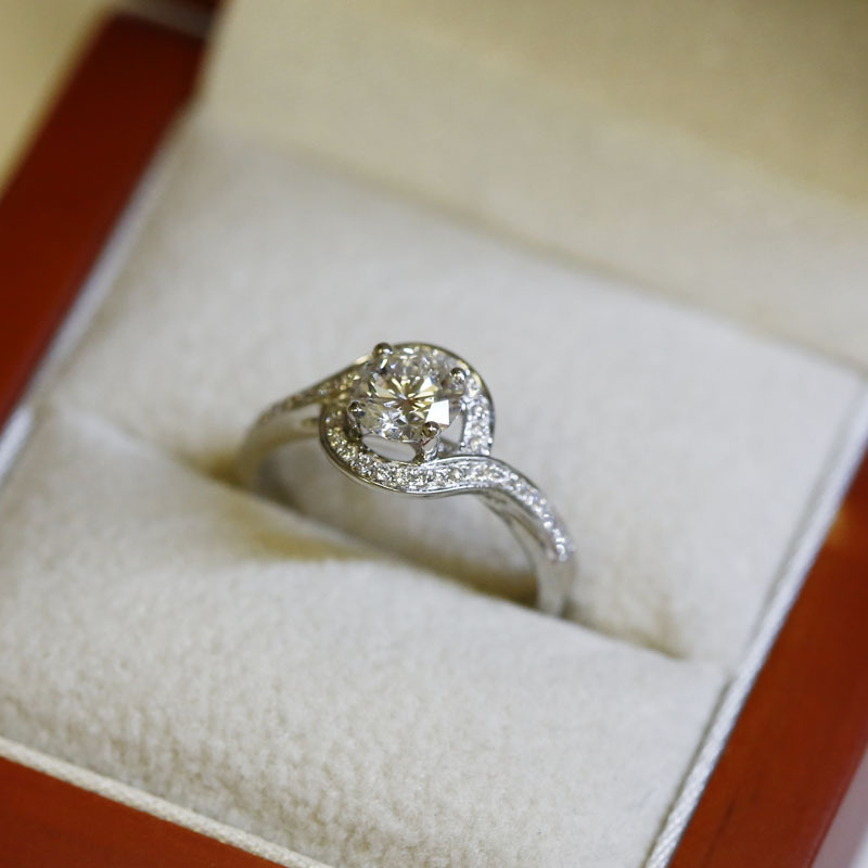 Round Cut Diamond Twist Halo Engagement Ring