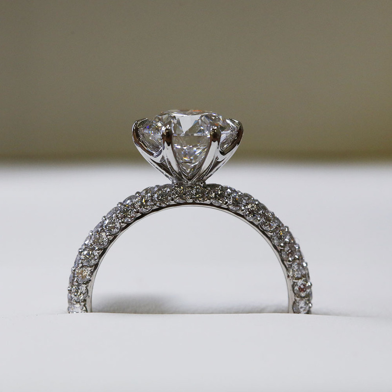 Six Claw 3 Sides Band Setting Round Shape Diamond Engagement Ring